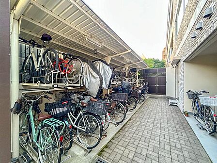 【駐輪場】 屋根付きの駐輪場は雨の日などにとても重宝します