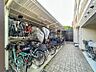 エントランス：【駐輪場】　屋根付きの駐輪場は雨の日などにとても重宝します