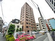 【外観】　静かな住宅街に映える、端正なマンション。暮らしの舞台にふさわしい、落ち着きと品格を備えています。