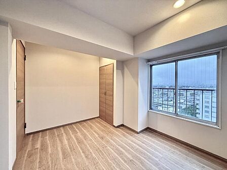 【洋室:5帖】プライベートなお部屋ではゆったりとした時間を過ごしたいです。落ち着いた時間が流れる住空間。