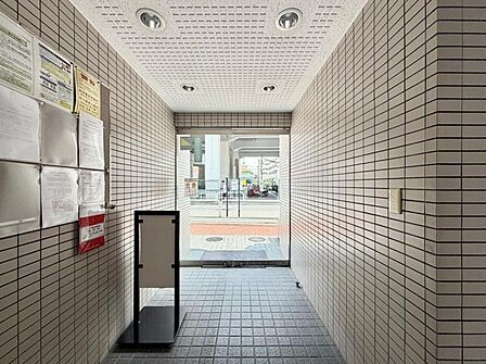 【エントランス】温かな風情のエントランスは、訪れる方々を優しく包み込み、心地よい空間を演出します。