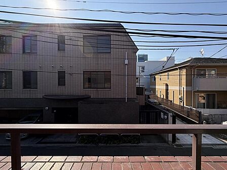 【眺望】 解放感あふれる都心の眺望と、閑静な住宅街の静けさが調和する贅沢な景色。