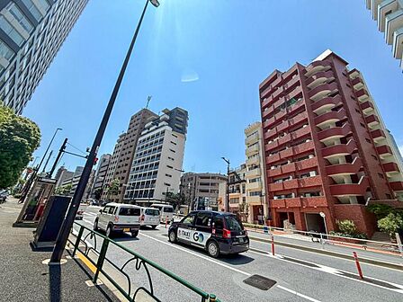 【外観】 周囲の街並みと調和する落ち着いた色調。上質な日常を予感させる。
