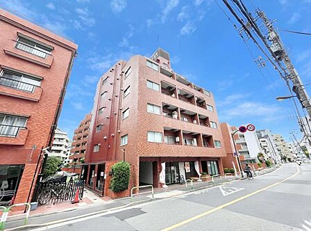 【外観】 すっきりとしたフォルムが印象的な外観。周囲の静けさと調和する、控えめな美しさがあります。