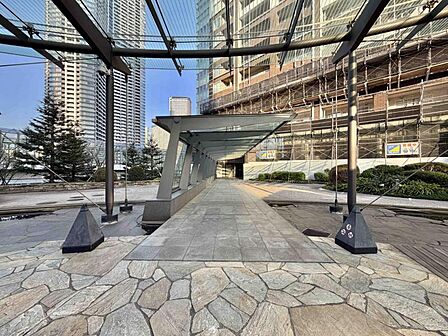 【外観】しっかりと管理が行き届き開放感があり明るいマンションの顔。