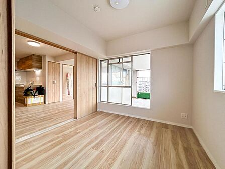 【洋室:5.5帖】 リビングから見守りのしやすい洋室はお子さまの遊び部屋にも適しています。元気に遊ぶお子さまと一緒に寛げる間取りです。