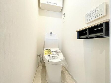 【トイレ】 清潔感のある内装。掃除のしやすさを重視した床材を使用しています。忙しい日々でも無理なく清潔さを保てます。