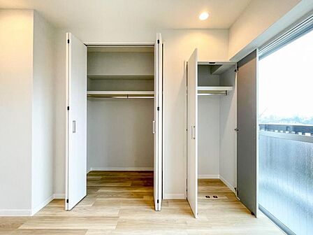 【収納】 大型のクローゼット完備。衣類だけではなく上部にバッグなどの小物、下部には季節の家電やスーツケース等スッキリと収納可能です