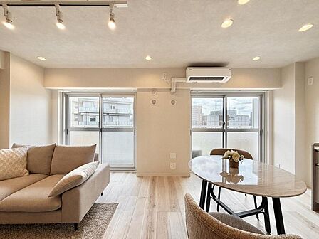 落ち着いた色合いの内装で、居心地の良い空間を演出。