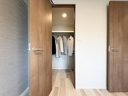使い勝手の良い収納が豊富で、物が多くてもスッキリ片付けられます。