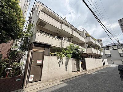 外観:【外観】 閑静な住宅街に佇む、品のあるマンション。街の空気に溶け込む、穏やかな佇まいです。 外観:【外観】 閑静な住宅街に佇む、品のあるマンション。街の空気に溶け込む、穏やかな佇まいです。