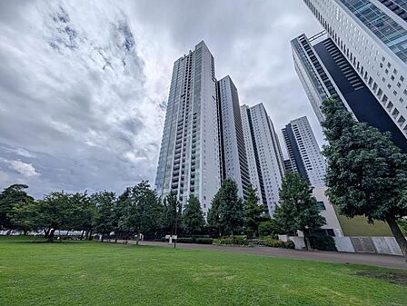 【外観】周りの自然と心地よく調和する豊かな住まい。