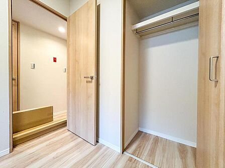 【収納】玄関には収納もたっぷりあるのでスッキリした衛生的な空間を保てそうです。