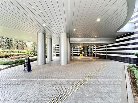 【外観】住まいへと続く落ち着いた導入空間。
