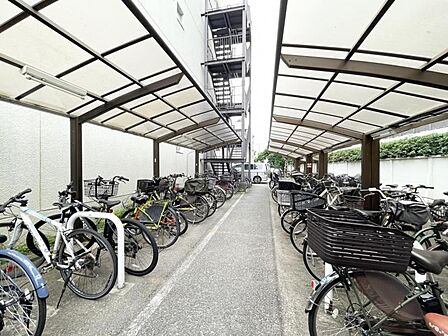 【駐輪場】屋根付き駐輪場で、雨の日も安心です。