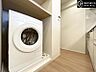 設備：【設備】キッチン後ろにはドラム式洗濯機を設置。雨の日でも楽々お洗濯。