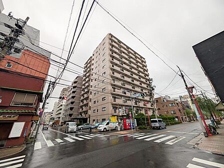【外観】 静かな住宅街に映える、端正なマンション。暮らしの舞台にふさわしい、落ち着きと品格を備えています。