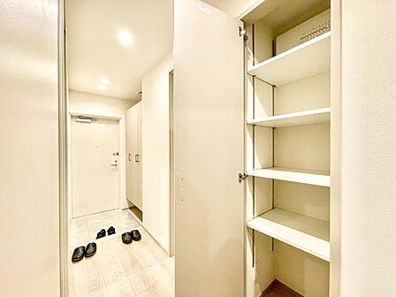 【収納】　廊下部分にも大きな棚収納を備え住空間を広く使えます