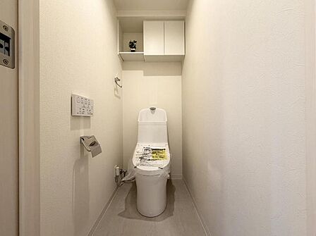 【トイレ】白を基調とした清潔感あふれる空間となっております。