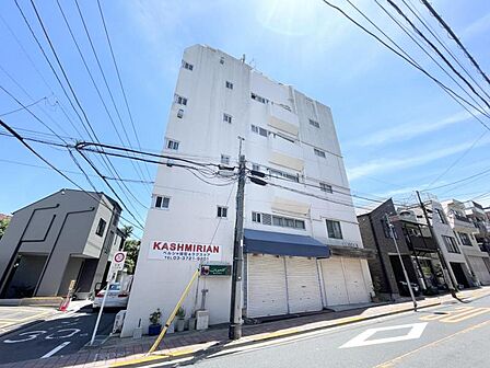 【外観】住宅街に映える、端正なマンション。