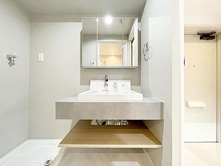 【洗面所】使い勝手の良い洗面台で、朝の準備もスムーズにこなせます。