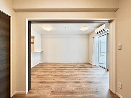 【洋室:3.7帖】リビングと隣り合う洋室。趣味の部屋にもお子様の部屋にも出来る汎用性があります。