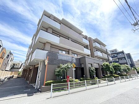 【外観】周囲の街並みと調和する落ち着いた色調。