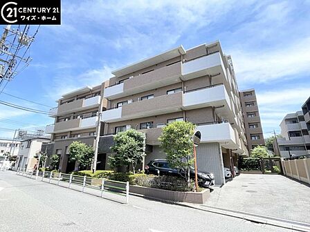 【外観】青空に映える重厚な佇まい。