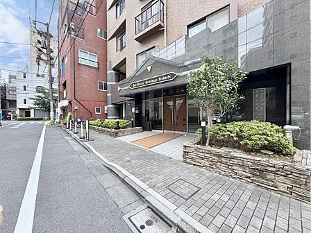 【外観】管理の行き届いた植栽に包まれたエントランスアプローチ。緑が導く我が家への道。