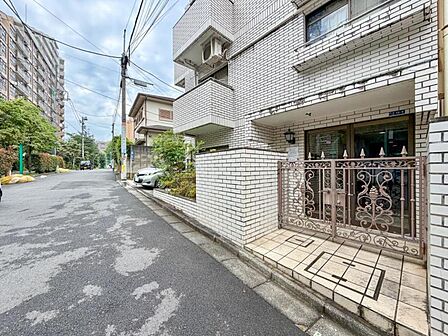 【エントランス】 穏やかな日常の入り口。広々とした空間が日々の快適さに繋がります