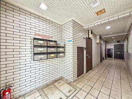 【エントランス】　いつも通る場所だからこそしっかりと清潔に保たれていると嬉しいものです
