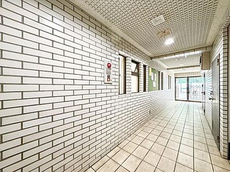 【エントランス】 住民同士の挨拶が飛び交うエントランスは明るく快適で気持ちの良い空間