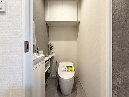 【トイレ】毎日使うものだから、「シンプルでムダのないデザイン」で空間と調和するタンクレストイレ。