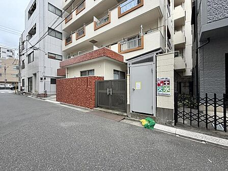 【エントランス】周囲が遮るもののないオープンな空間になっており、車側からも歩行者側からもお互いが視界に入りやすいです。