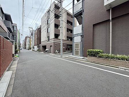 【エントランス】小さなお子様連れやベビーカーでの移動も安心な、平坦で整然とした街並み。