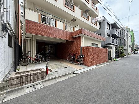 【エントランス】ゆとりあるフラットアプローチ。日々の歩みも優雅に迎えるエントランス。