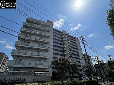 外観:【外観】青空に映える重厚な佇まい。 外観:【外観】青空に映える重厚な佇まい。