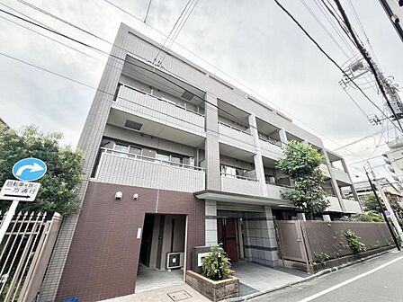【外観】 閑静な住宅街に佇む、品のあるマンション。街の空気に溶け込む、穏やかな佇まいです。