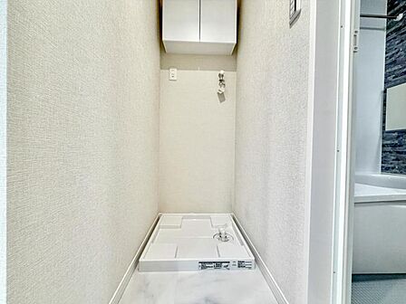 【洗面台】上部の吊戸棚には日用品を収納することもできランドリースペースをスッキリとお使いいただけます。
