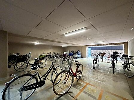 【駐輪場】建物内に整理された駐輪場があり、愛車の保管に便利。