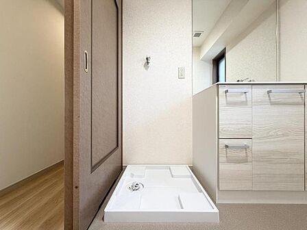 【洗面所】洗面台と洗濯パンが並ぶ洗面所は、家事動線が整った頼れる場所。忙しい朝もストレスフリー。