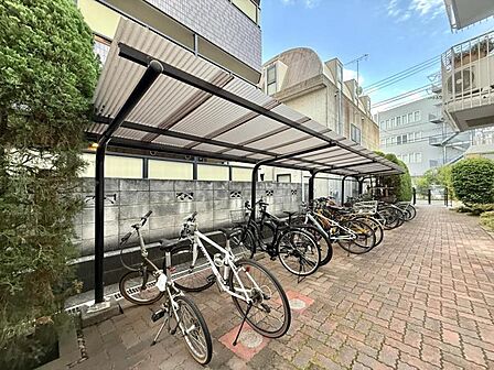 【駐輪場】敷地内に整理された駐輪場があり、愛車の保管に便利。