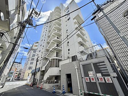 【外観】周囲の街並みと調和する落ち着いた色調。上質な日常を予感させる。