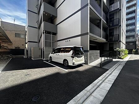 【エントランス】住まいへと続く落ち着いた導入空間。