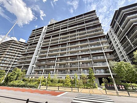 【外観】安定感のあるフォルムが印象的な外観。周囲の静けさと調和する、控えめな美しさがあります。