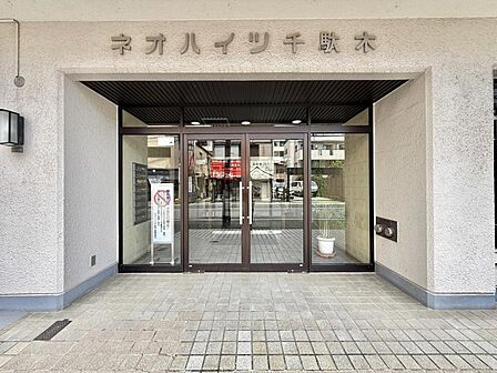 【エントランス】重厚な扉の向こうに広がる、プライベートな寛ぎへと続く道。