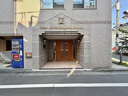 【エントランス】 しっかりと管理が行き届き開放感があり明るいマンションの顔