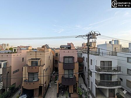 【眺望】外の気配を感じながらリラックスできる空間です。