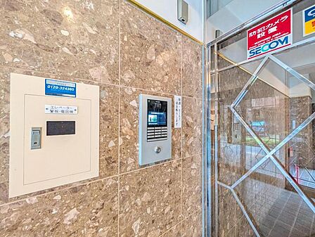 【オートロック】オートロック完備の安心感。住まう人の安全を第一に考えた設計。