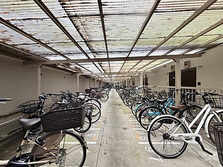 【駐輪場】広くしっかりと区画分けされた駐輪場。